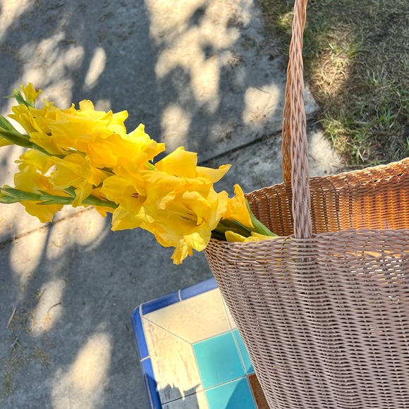 Handmade Recycled plastic basket bag made in Guatemala - dusty pink - Picture 3 of 3